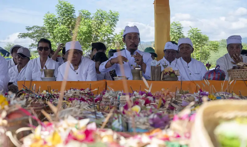 Pinandita memipin upacara Melasti di Pura Melasti, Pantai Dupa, Palu, Kamis (27/3/2025). (Foto: bmzIMAGES/Basri Marzuki