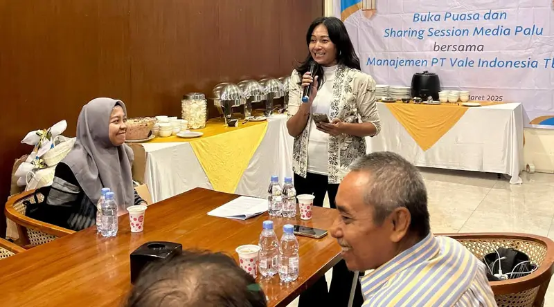 Head of Corporate Communications PT Vale, Vanda Kusumaningrum pada buka puasa bersama jurnalis di Palu, Jumat (14/3/2025). (Foto: PT Vale Indonesia)