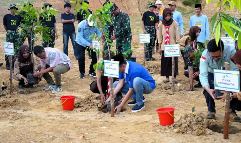 Prosesi penanaman pohon di Pt Vale IGP Pomalaa, Sultra, Minggu (23/3/2025). (Foto: PT Vale Indonesia)