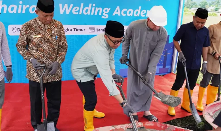 Ketua Utama Alkhairaat menyekop semen menandai ground breaking Alkhairaat Welding Academy yang didukung PT Vale Indonesia di Morowali, Kamis (20/3/2025). (Foto: PT Vale Indonesia)