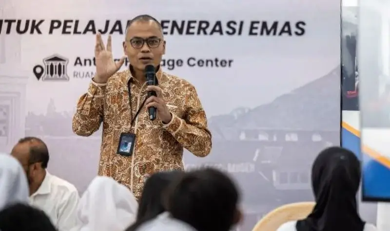 Direktur Pemberitaan Perum LKBN Antara Irfan Junaidi memberikan materi pada pelatihan menulis kreatif untuk pelajar di Antara Heritage Center, Jakarta, Senin (17/3/2025). ANTARA FOTO/Bayu Pratama S/foc