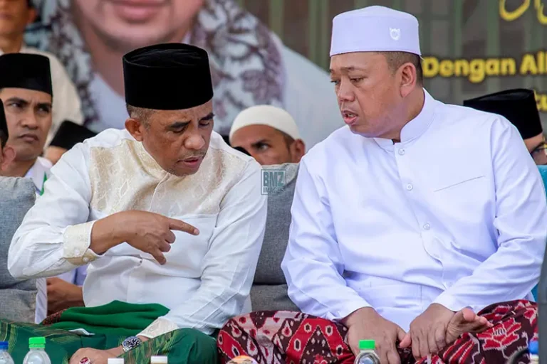 Menteri ATR/Kepala BPN, Nusron Wahid (kanan) berbicara dengan GFubernur Sulteng, Anwar Hafid pada haul ke-57 Gru Tua di Palu, Sabtu (12/4/2025). (Foto: bmzIMAGES/Basri Marzuki)