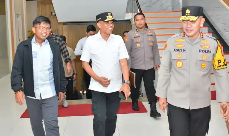 Kapolda Sulteng Irjen Pol AGus Nugroho (kiri) bersama Gubernur Sulteng Anwar Hafid (kedua kanan) dan Komisioner KPU RI Idham Holik saat meninjau PSU di parigi Moutong, Rabu (16/4/2025). (Foto: Humas Polda Sulteng)
