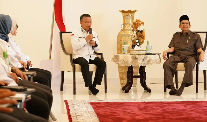 Wali Kota Palu, Hadianto Rasyid (tengah) dan anggota DPR RI Longky Djanggola (kiri) di rumah jabatan Wali Kota Palu, Rabu (16/4/2025). (Foto: Prokpim Setda Kota Palu/Jufri)