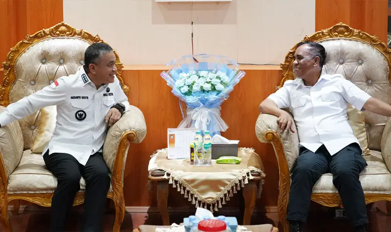 Gubernru Anwar Hafid (kiri) terlibat dialog dengan Wali Kota Palu Hadianto Rasyid saat kunjujgan silaturahim di Kantor Gubernur Sulteng, Rabu (16/4/2025). (Foto: prokopim Setda Kota Palu/Jufri)