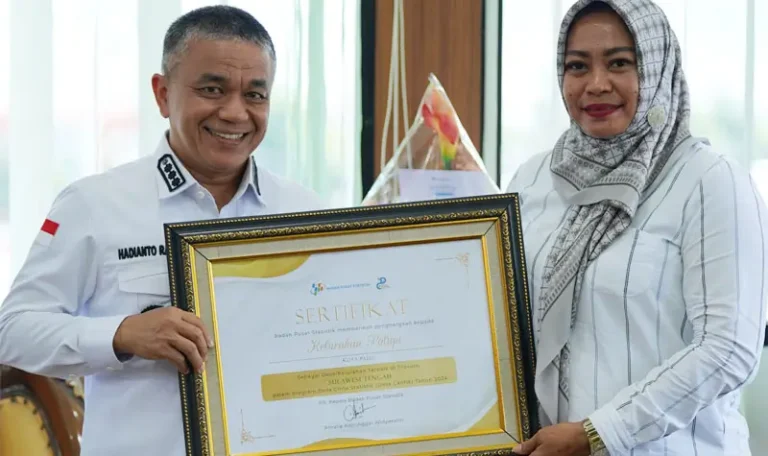 Wali Kota Palu, Hadianto Rasyid menyerahkan sertifikat kepada Lurah Palupi, Ayu Rahayu karena berhasil masuk dalam 25 besar Kelurahan Cantik Nasional, Rabu (23/4/2025). (Foto: prokopim Setda Kota Palu/Jufri)