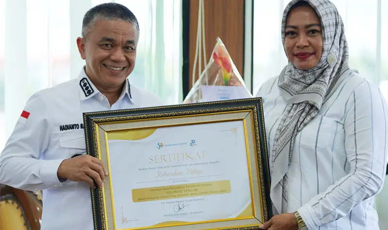 Wali Kota Palu, Hadianto Rasyid menyerahkan sertifikat kepada Lurah Palupi, Ayu Rahayu karena berhasil masuk dalam 25 besar Kelurahan Cantik Nasional, Rabu (23/4/2025). (Foto: prokopim Setda Kota Palu/Jufri)