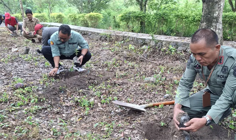 Penanaman pohon pad aperingatan Hari Bumi di Tahura Kapopo, Selasa (22/4/2025). (Foto: ROA Sulteng)