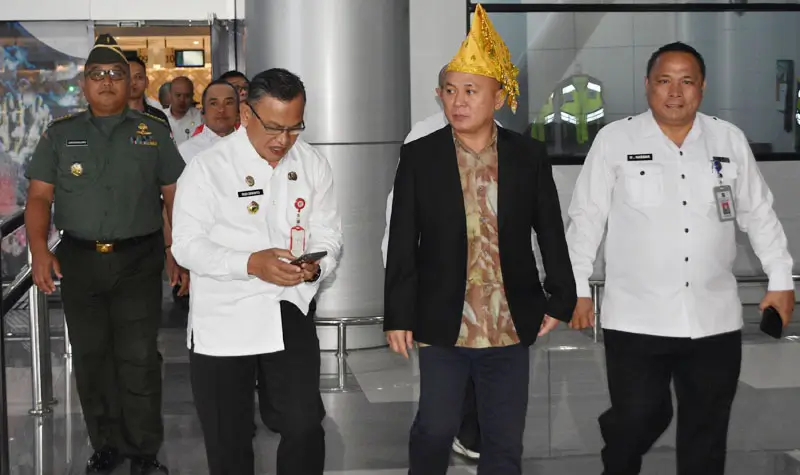 WamenHAM RI, Mugiyanto (kedua kiri) saat tiba di Bandara Mutiara SIs Aljufri Palu, Rabu (16/4/2025). (Foto: Penrem/132/Tdl)
