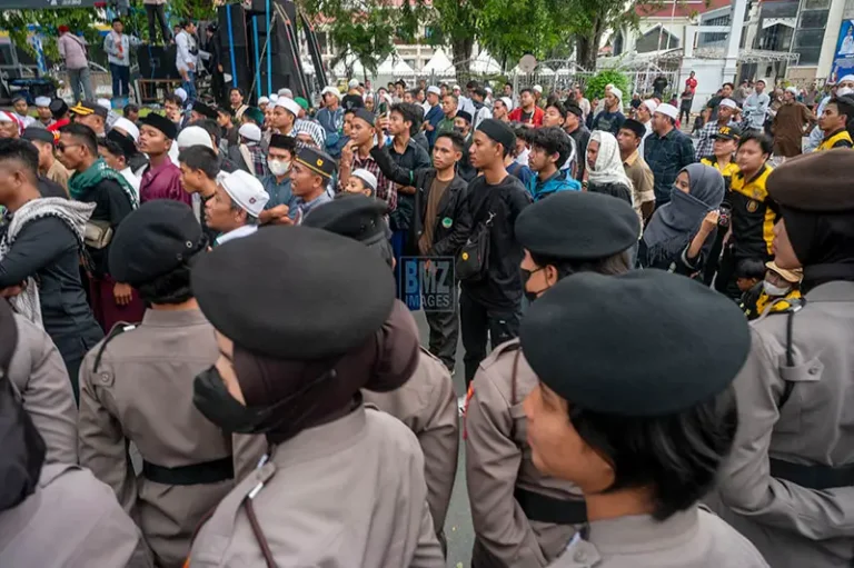 Sejumlah abnaulkhairat melakukan unjuk rasa menuntut proses hukum atas penghinaan Gurur Tua di depan kantor DPRD Sutleng, Jumat (11/4/2025). (bmzIMAGES/Basri Marzuki)