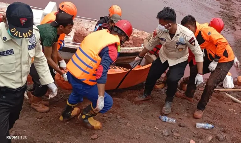 Tim SAR Gabungan mengevakuasi jenazah Irvan Tanda, korban kedua yang ditemukan pada longsor di kawsan PT QMB, area PT IMIP, Kamis (3/4/2025). (Foto: HO-Basarnas Palu)
