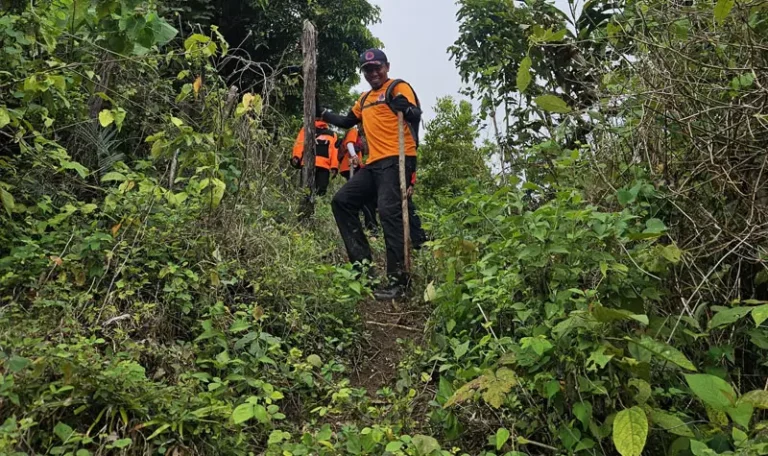 Tim SAR Gabungan pada operasi pencarian lansia yang hlang di Desa Lampo, Donggala, Senin (28/4/2025). (Foto: Basarnas Palu)