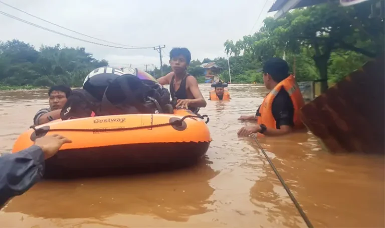 Tim SAR Brimob Podla Sulteng mengevakuasi warga terdampak banjir di Desa Korompeeli, Kecamatan Lembo, Kabupaten Morowali Utara, Rabu (2/4/2025). (Foto: Brimobda Sulteng)