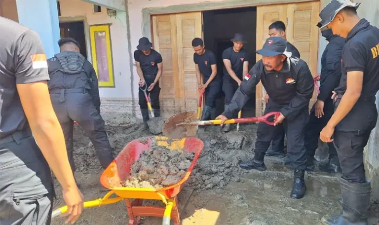 Sejumlah personel Brimob Polda Sulteng membantu membersihakn rumah warga yang terdampak banjir di Kabonena, Palu, Minggu (27/4/2025). (Foto: Humas Polda Sulteng)