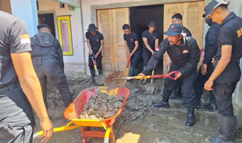 Sejumlah personel Brimob Polda Sulteng membantu membersihakn rumah warga yang terdampak banjir di Kabonena, Palu, Minggu (27/4/2025). (Foto: Humas Polda Sulteng)