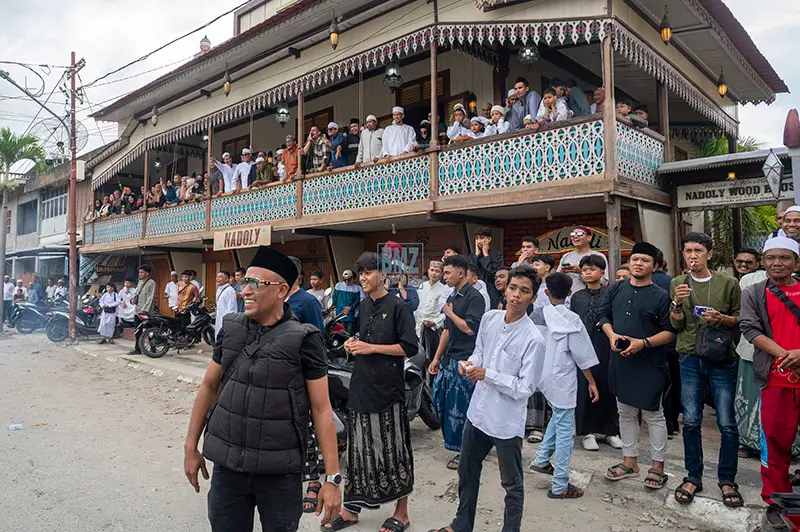 Sejumlah warga keturunan Arab menyaksikan pesta petasan pada Lebaran Iwwadh di Palu, Selasa (1/4/2025). (Foto: bmzIMAGES/Basri Marzuki)
