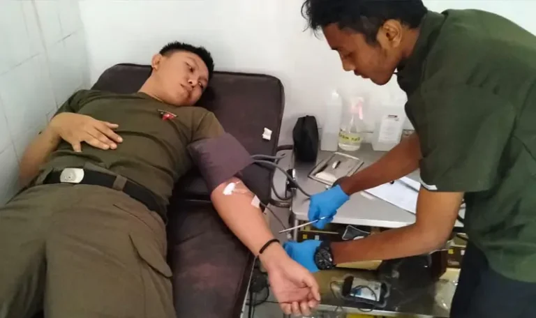 Salah seorang personel Satgas Madago Raya mendonorkan darahnya pada aksi kemanusiaan di Poso, Jumat (11/4/2025). (Foto: Humas Ops Madago Raya)