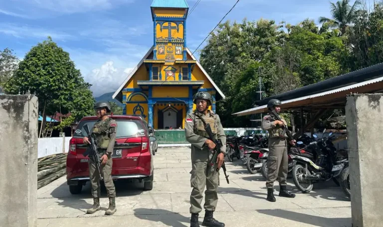 Personel Madago Raya pada pengamanan Paskah di Poso, Minggu (20/4/2025). (Foto: Humas Satgas Madago Raya)