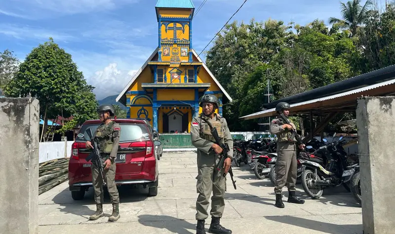 Personel Madago Raya pada pengamanan Paskah di Poso, Minggu (20/4/2025). (Foto: Humas Satgas Madago Raya)