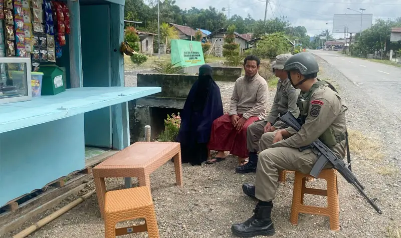 Personel Satgas Madago Raya berbincang dengan salah seorang eks napiter pada kegiatan sambang di Poso, Kamis (24/4/2025). (Foto: Humas Satgas Madago Raya)