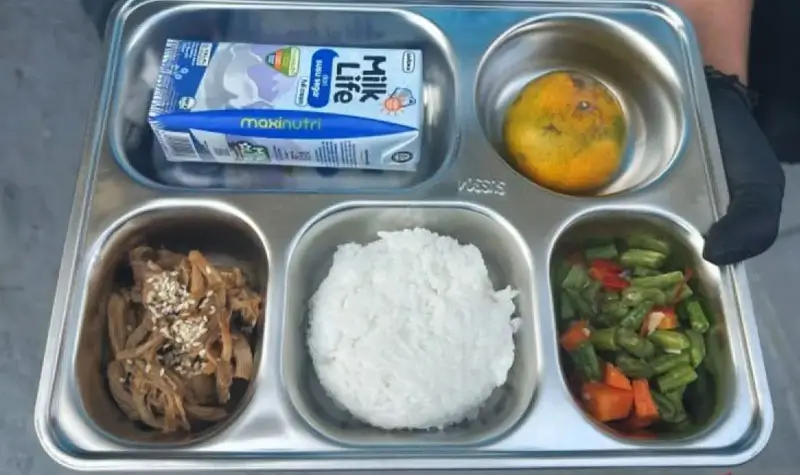 Petugas memperlihatkan menu uji coba Makan Bergizi Gratis di Satuan Pelayanan Makan Bergizi (SPMB) Kota Magelang, Jawa Tengah, Sabtu (26/10/2024). ANTARA/Rio Feisal