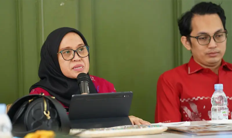 Sekratirs Daerah Kota Palu, Irmayanti (kiri) pada rapat bersama BPJS Ketenagakerjaan di Palu, Kamis (24/4/2025). (Foto: Prokopim Setda Kota Palu/Jufri)