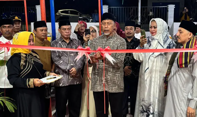 Asisten bidang Pemerintahan dan Kesra Setda Kota Palu, Usman (tengah) menggunting pita menandai peresmian Kantor Lurah Palupi yang terletak di Jalan Pue Bongo II, Jumat (18/04/2025) malam. (Foto: Prokopim Setda Kota Palu/Ica)