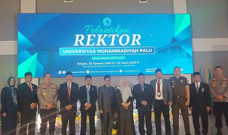 Foto bersama usai pelantikan Rektor Unismuh Palu di Palu, Selasa (22/4/2025). (Foto: prokoopim Setda Kota Palu/Nana)