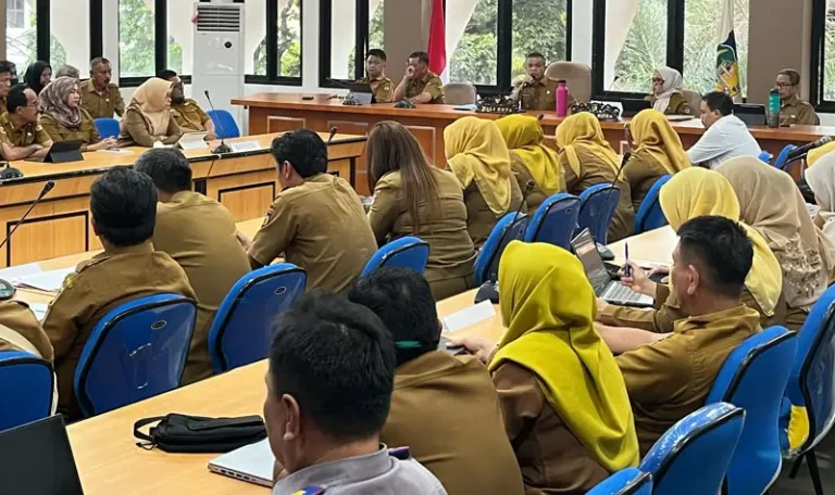 Wali Kota Palu, Hadianto Rasyid memeimpinrapat dengan OPD membahas SOP dan rencana kerja di Palu, Selasa (29/4/2025). (Foto: Prokopim Setda Kota Palu/Jufri)