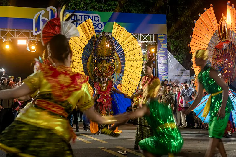 Peserta menampilkan busana kreasi pada karnaval budaya memperingati HUT ke-61 Provinsi Sulteng di depan kantor Gubernur Sulteng di Palu, Senin (14/4/2025) malam. (bmzIMAGES/Basri Marzuki)