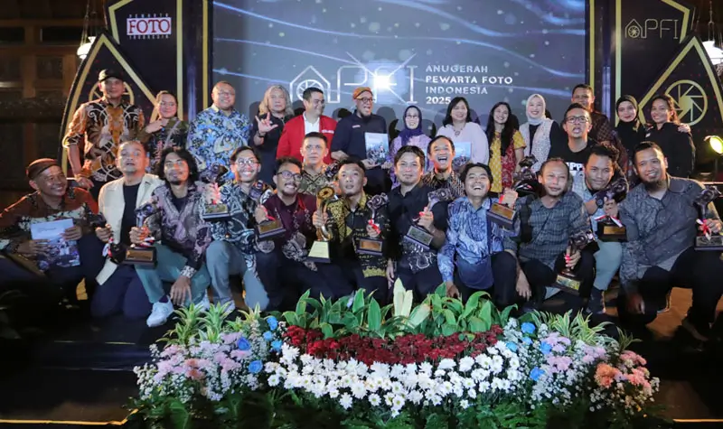 Ketua Dewan Pers bersama Ketua PFI Nasional dan PFI Solo berfoto bersama para penerima APFI 2025 di Loji Gandrung, Solo, Jumat (25/4/2025). (Foto: Sopian/PFI Jakarta)