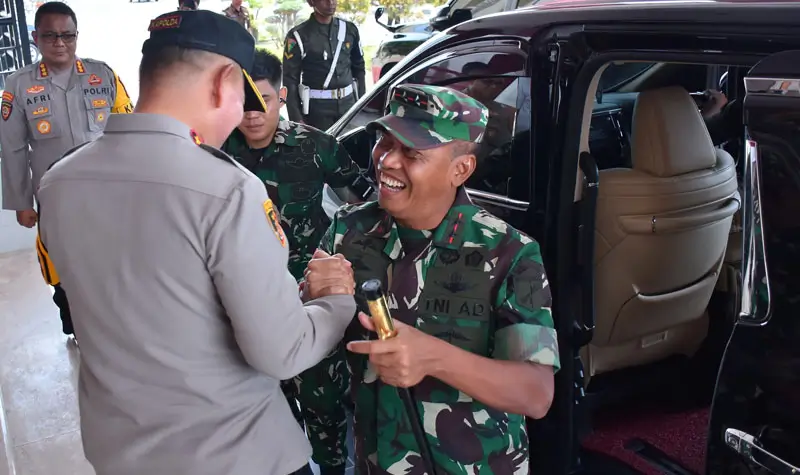 Kapolda Sulteng, Irjen Pol Agus Nugroho menyambut Pangdam XIII/Merdeka, Mayjen TNI Suhardi di Mapolda Sulteng, Rabu (23/4/2025). (Foto: Humas Polda Sulteng)