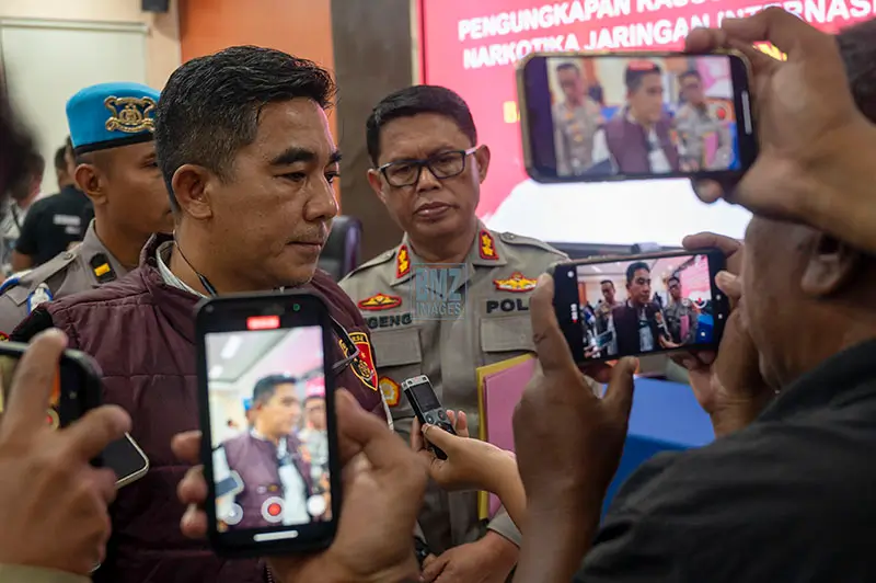 Direktur Dirresnarkoba Polda Sulteng Kombes Pol Pribadi Sembiring (kiri) didampingi Kasubid Penmas Polda Sulteng AKBP Sugeng Lestari memberikan keterangan kepada wartawan tentang kasus narkotika jaringan internasional di Mapolda Sulteng, Palu, Sulawesi Tengah, Selasa (22/4/2025). (bmzIMAGES/Basri Marzuki)