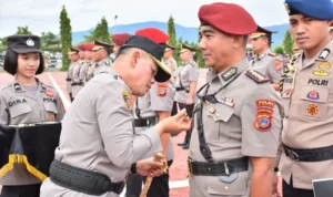 Kapolda Sulteng Irjen POl Agus Nugroho memasang tanda jabatan kepada pejabat yang dilantik dan diserahterimakan di jajaran Polda SUleng, Kamis (10/4/2025). (Foto: Humas Polda Sulteng)