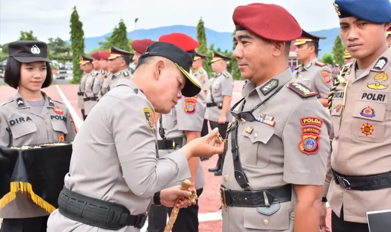 Kapolda Sulteng Irjen POl Agus Nugroho memasang tanda jabatan kepada pejabat yang dilantik dan diserahterimakan di jajaran Polda SUleng, Kamis (10/4/2025). (Foto: Humas Polda Sulteng)