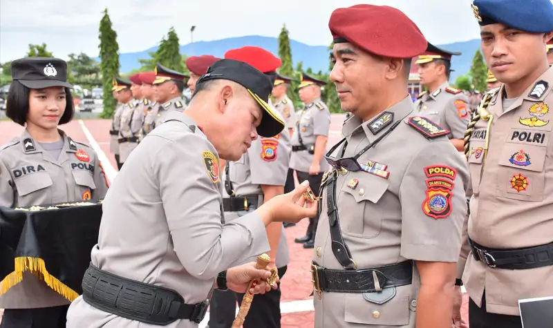 Kapolda Sulteng Irjen POl Agus Nugroho memasang tanda jabatan kepada pejabat yang dilantik dan diserahterimakan di jajaran Polda SUleng, Kamis (10/4/2025). (Foto: Humas Polda Sulteng)