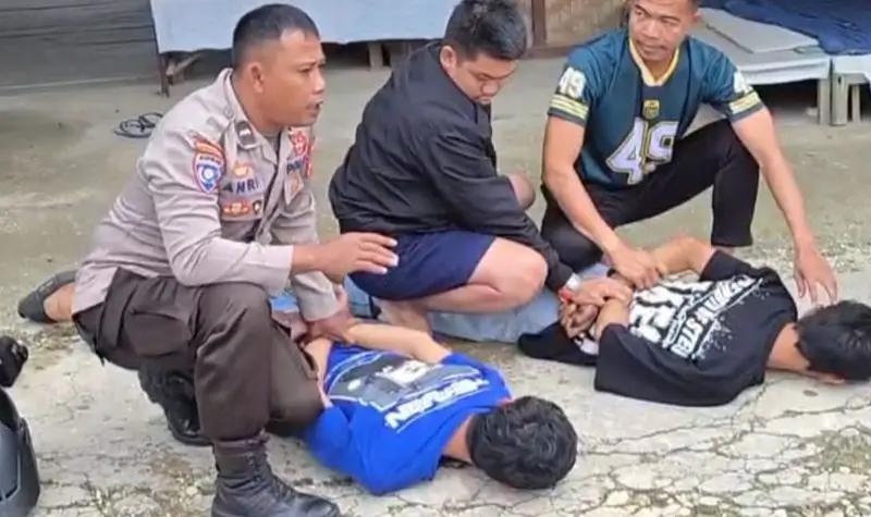 Petugas menangkap dua bersaudara yang membunuh ayah kandungnya sendiri di Morowal;i Utara, Selasa (1/4/2025). (Foto: Humas Polres Morowali Utara)