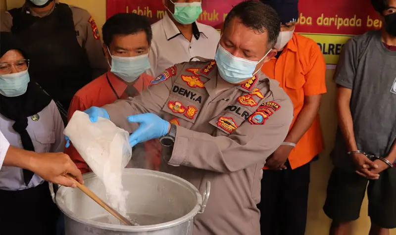 Kapolresta Palu, Kombes Pol Deny Abrahams menuangkan sabu ke dalam panci pada pemusnahan barang bukti di Mapolresta Palu, Senin (28/4/2025). (Foto: Humas Polresta Palu)