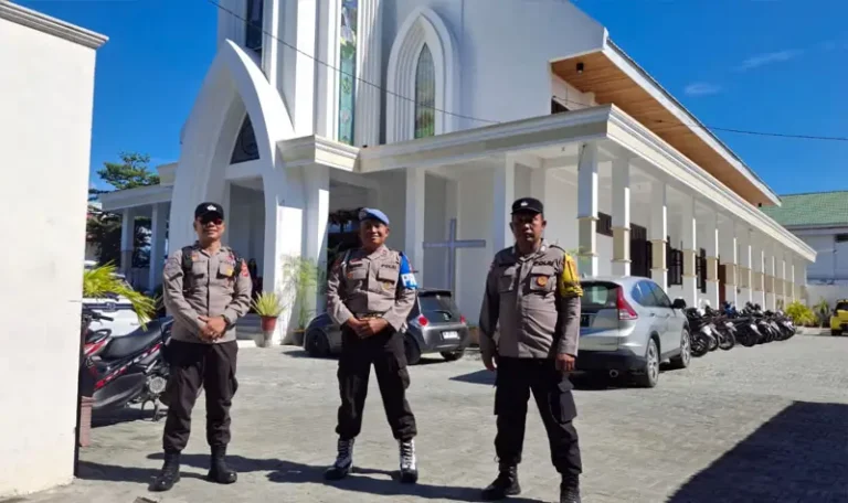 Personel Polresta Palu pada pengamanan rangkaian Jumat Agung dan Paskah di Palu, Sabtu (19/4/2025). (Foto: Humas Polresta Palu)