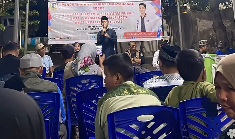 Anggota Komisi C DPRD Kota Palu, Andika Riansa Mustaqim (tengah) pada reses di Birobuli Utara Palu, Rabu (16/4/2025). (Foto: Nawrir Lamanda)