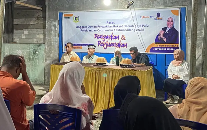 Anggota DPRD Kota Palu, Muthmainnah Korona (tengah) pada reses di Tawaeli, Palu, Rabu (17/4/2025) (Foto: Audrey Lima Wongsonegoro)