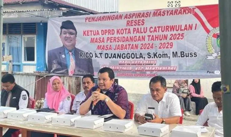 Rico Djanggola Dengarkan Aspirasi Warga di Lorong Bakso Ketua DPRD Kota Palu, Rico AT Djanggola Tengah) pada reses hari Lorong Bakso, Kelurahan Besusu Barat, Kota Palu, Rabu (23/4/2025). (Foto: Zulfadli/Tribunpalu.com)