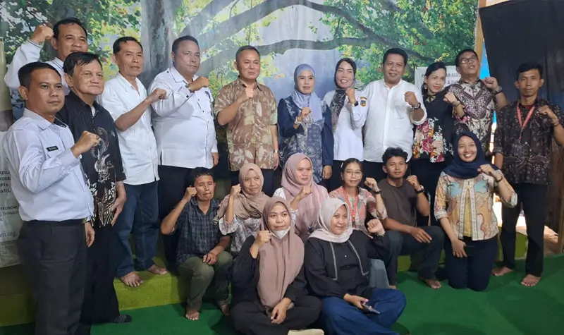 Foto bersama WamenHAM usai diskusi di Sekretariat SKP-HAM Sulteng di Palu, Rabu (16/4/2025). (Foto: SKP-HAM Sulteng)