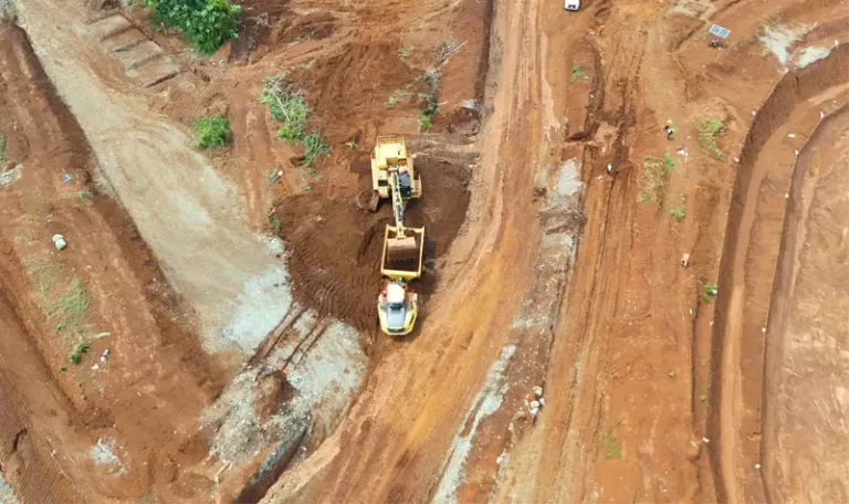 Alat barat mulai mengangkut material di lokasi PT Vale IGP Morowali menandai permulaan operasionalnya di Morowali, Jumat (18/4/2025). (Foto: PT Vale Indonesia)