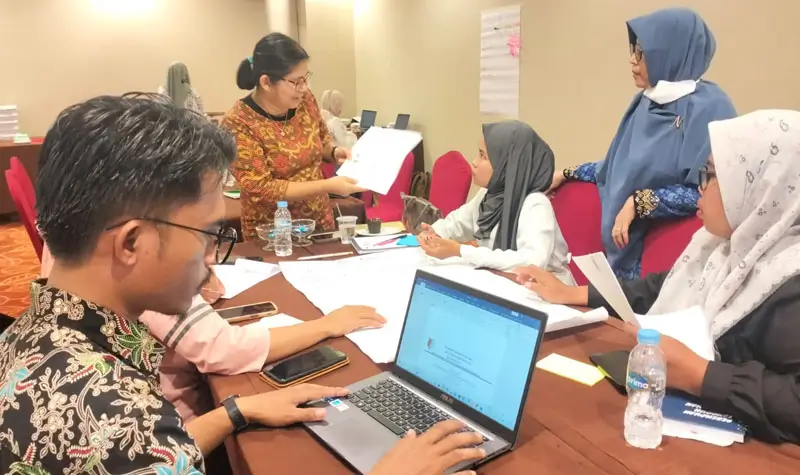 Suasana workshop penguatan aparatur desa oleh Yayasan Kerti Praja bersama DP3A Sulteng di Palu, Kamis (17/3/2025). (Foto: Iwan)