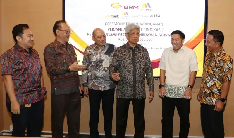 Direktur Utama & Chief Executive Officer BRMS Agus Projosasmito (ketiga dari kanan) dan Corporate Syndication Head Bank Mega Antonius Prabowo Argo (kedua kiri) beserta jajaran pada penandatanganan perjanjian kredit sindikasi di Jakarta, Jumat (23/5/2025). (HO-Bumi Resources Minerals)