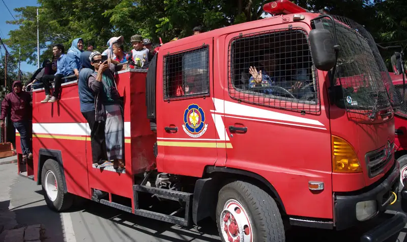 Memetik Semangat Patriotisme di Dinas Pemadam Kebakaran Sejumlah anak-anak berkeliling mengendarai armada pemadam kebakaran di Palu, Kamsi (15/5/2025). (bmzIMAGES/Basri Marzuki)
