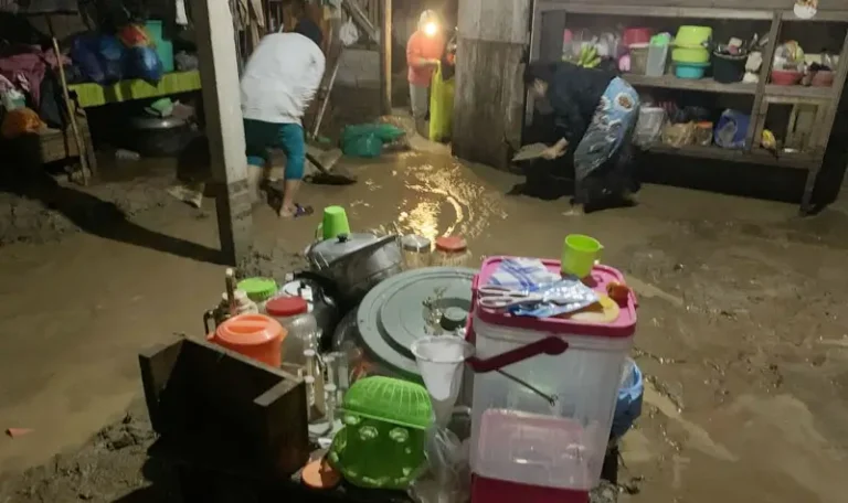Warga membersihkan lumpur yang menggenangi dapurnya dengan peralatan seadanya pascabanjir di Kelurahan Kabonena, Kecamatan Ulujadi, Kota Palu, Sabtu (26/4/2025). (Foto: Rifki)