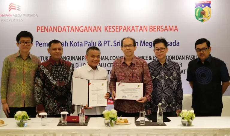 Wali Kota Palu, Hadaianto Rasyid (ketiga kiri) bersama Direktur Utama PT Srihapan Mega Persada, Bambang R. Loekman (ketiga kanan) usai meneken naskah kesepahaman pembangunan fasilitas MICE di Palu, Jumat (23/5/2025). (Foto: Prokopim Setd aKota Palu)