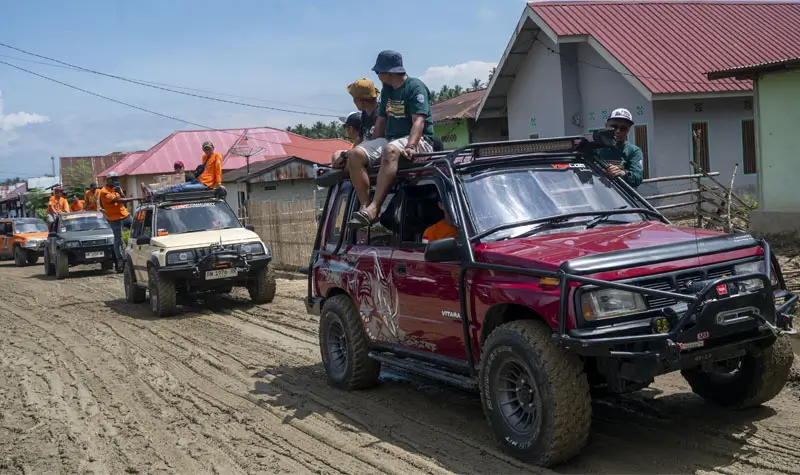 Komunitas otomotif VES Sulteng turunlangsung ke lokasi bencana di Desa Wombo, Donggala. (©bmzIMAGES/BasriMarzuki)